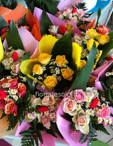 Bouquet con roselline assortite