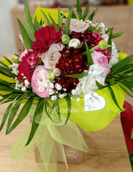 Bouquet di fiori assortiti con riserva d'acqua