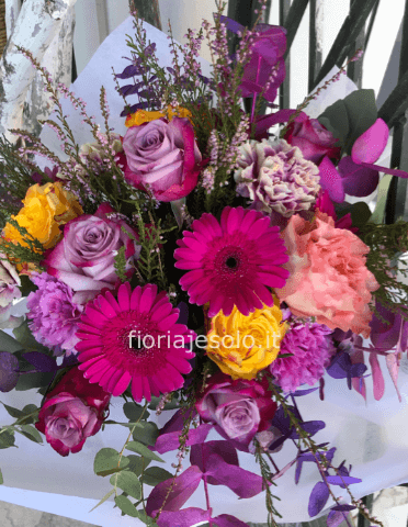 Bouquet di fiori e colori assortiti