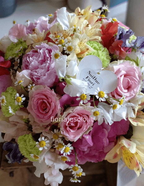 Cesto di fiori primaverili