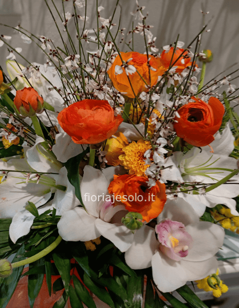 Composizione in cesto di fiori stagionali