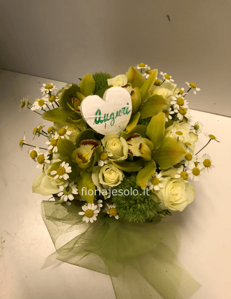 Cestino con orchidee e rose chiare.