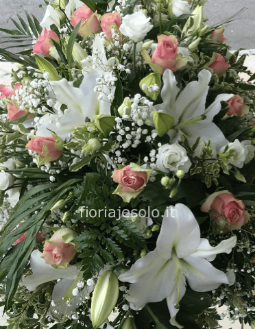 Mazzo di lilium e rose con gipsophila
