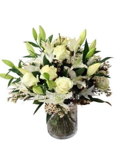 Mazzo colori chiari e bianco con lilium