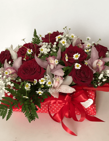 Composizione di rose e orchidee basso, adatto a centrotavola.