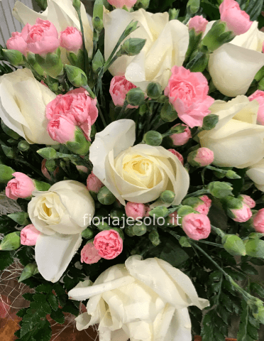 Centrotavola di rose e fiori colori pastello