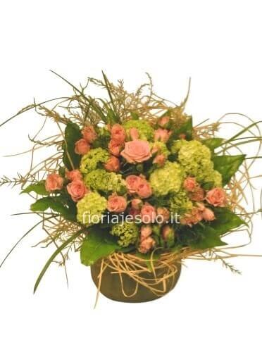 Cestino con rose e fiori in tinta e verdi vari #bello#