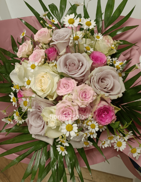 Bouquet di rose colori assortiti.