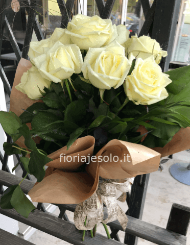 Bouquet di rose bianche confezionato.