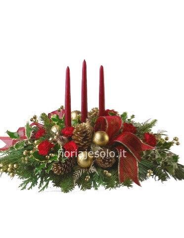 Composizione natalizia su base ovale dorata con elementi freschi e candela