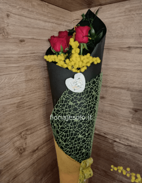 3 rose rosse a gambo lungo, con mimosa