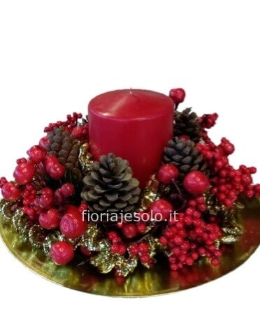 Centrotavola natalizio rosso, con candele,  bacche e abete.