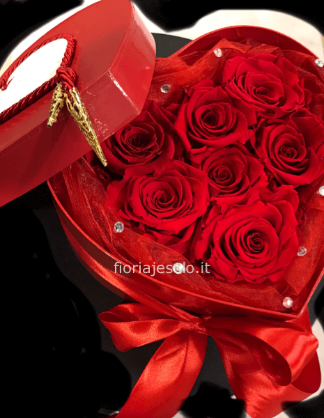 Elegante cuore “Valentino” con rose a bocciolo con cuoricini e nastro in raso e tulle