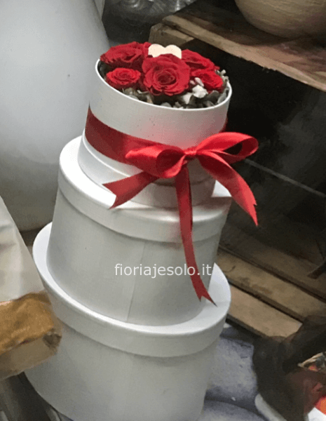 Flowerbox “TIAMO” con boccioli di rosa rossa con decori e elegante nastro abbinato
