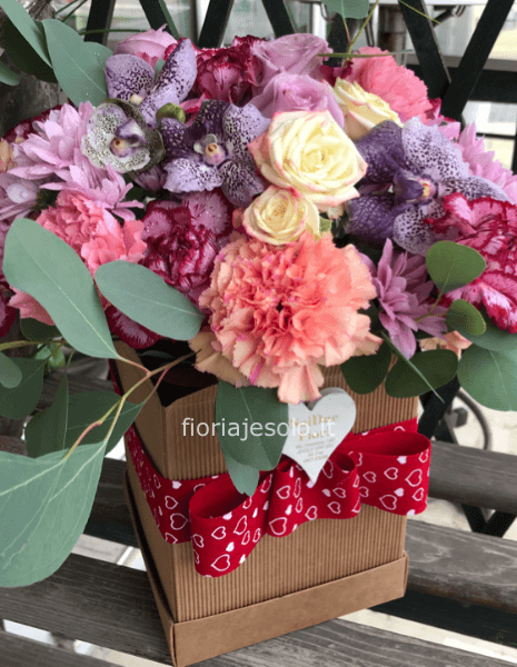 Flowerbox “avana” con fiori variegati con cuoricino e decori e nastro in tinta 