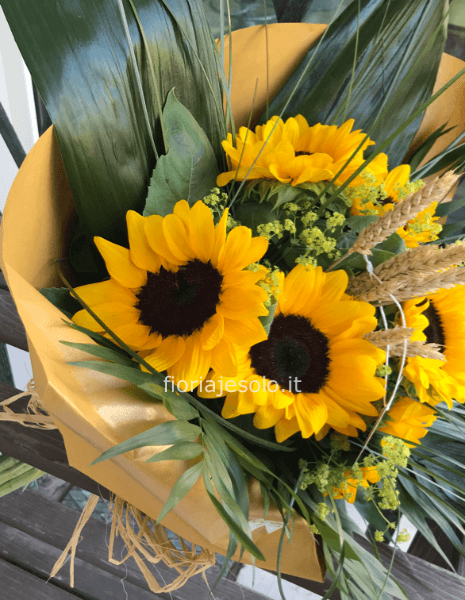 Girasole confezionati con spighe e verdi di stagione