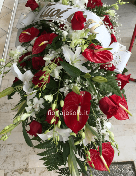 Cuscino funebre con fiori di stagione e anthurium lunghezza cm. 120