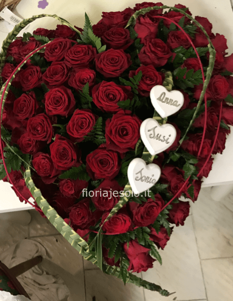 Cuore floreale funebre con rose rosse misura finito cm 55