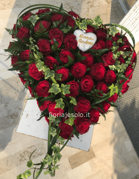 Cuore floreale funebre con rose rosse
