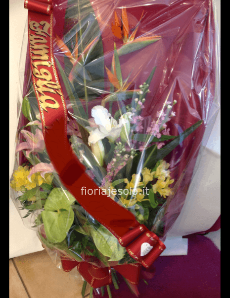 Fascio floreale funebre con fiori secondo disponibilità