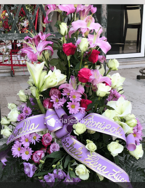 Composizione floreale funebre con fiori secondo disponibilità