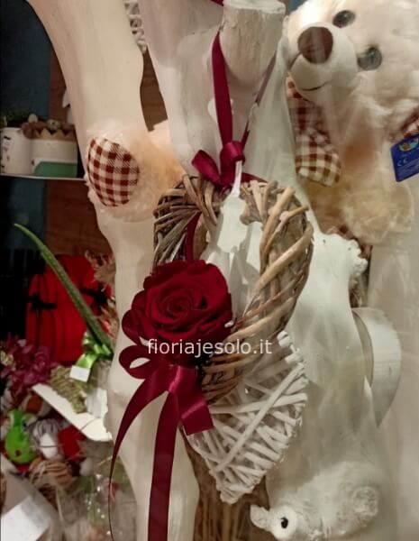 Cuore in salice con rose stabilizzate da appendere cm 15