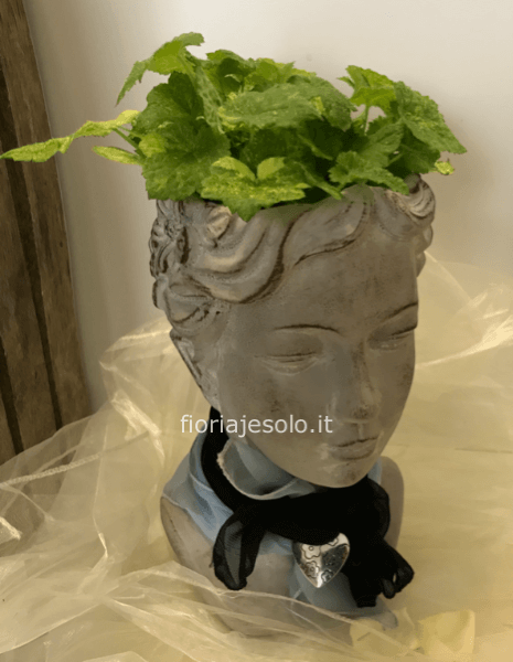 “Grace Kelly” (testina in cemento cm. 40) con fiori freschi