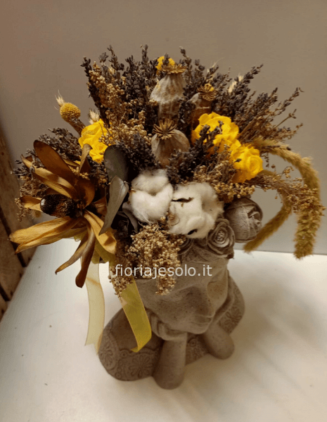 “Giovane ragazza” con rose stabilizzate e fiori secchi