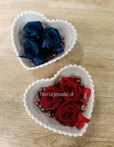 3 rose stabilizzate contenute in un cuore di ceramica bianca