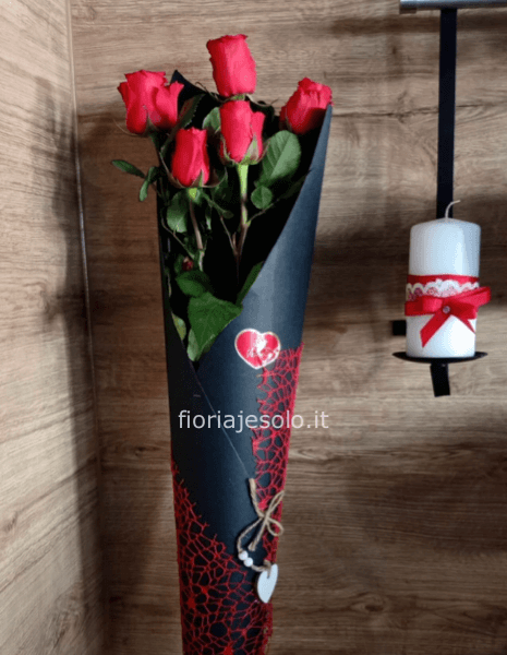 5 rose rosse in cono nero 