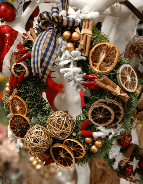 Coroncina fuori porta decorata per Natale