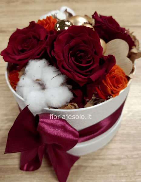 Flowerbox con rose stabilizzate tonalità rossa