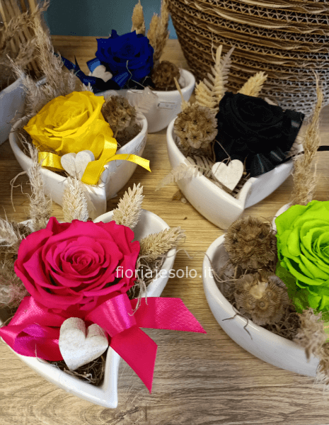 Rosa stabilizzata in un cuore di ceramica