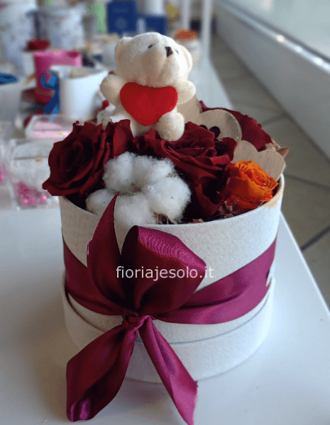 Flowerbox con rose stabilizzate orsetto e decori cm 16