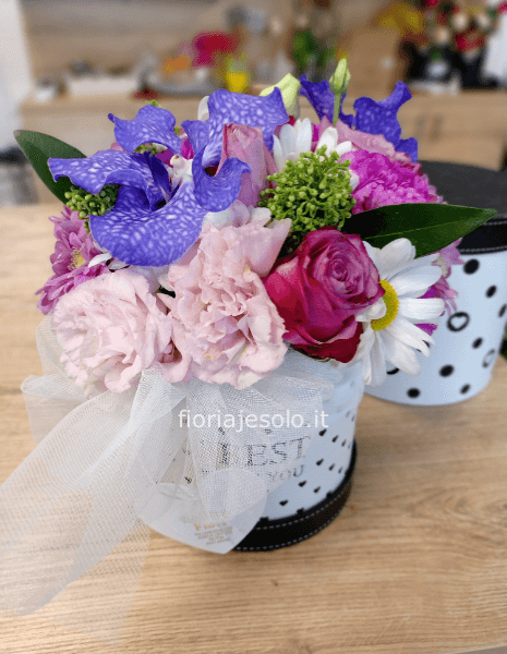 Flower box special edition in cappelliera cm. 15 diametro h.25 con fiori di stagione