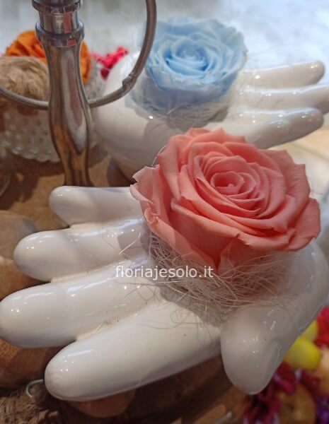 "Ti offro una rosa" ...Mano di ceramica con rosa stabilizzata
