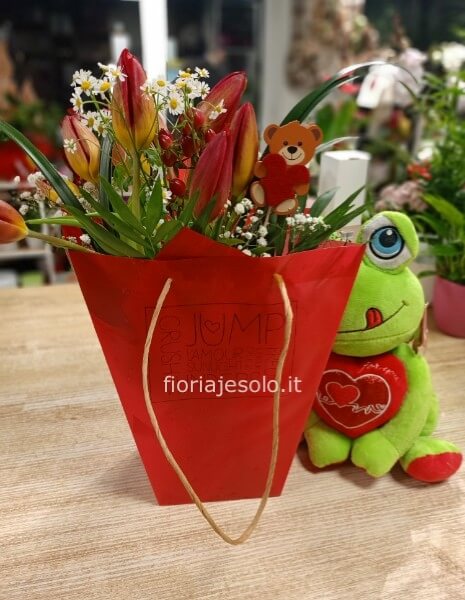 10 tulipani in "borsina" contenente acqua, completata da verdi e a scelta un simpatico peluche