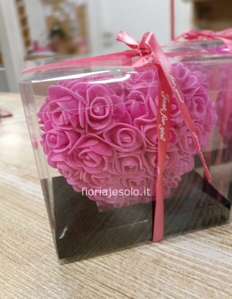 cuore di roselline rosa in foam in elegante scatola trasparente