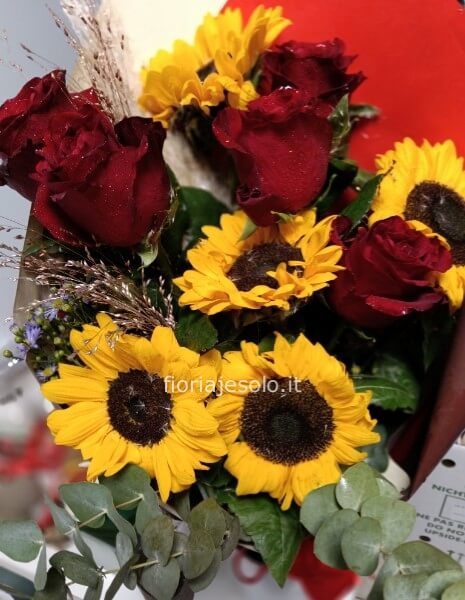 Bouquet girasoli e rose rosse