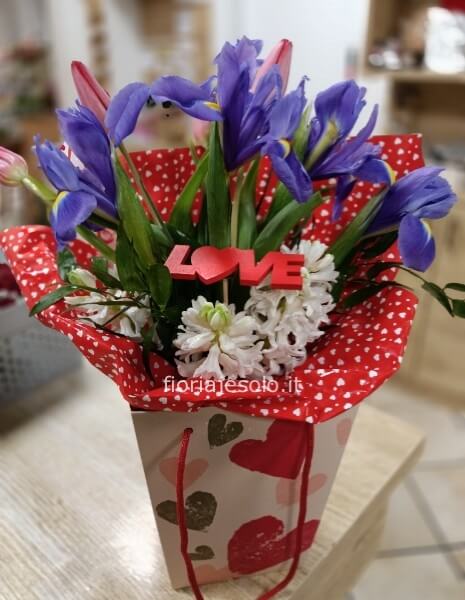 Bouquet tulipani iris giacinti in acqua su bag cuoriciosa e