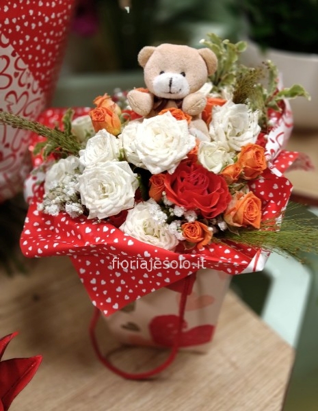 Bouquet con orsetto e acquabag 